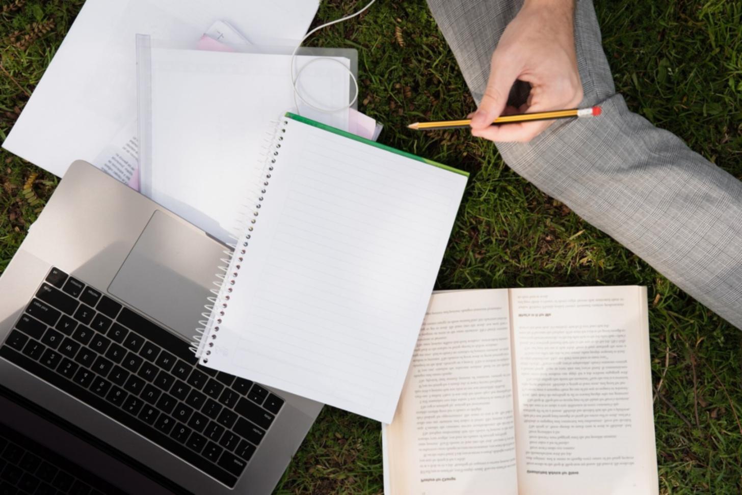 Студенти вивчають відеомонтаж у сучасній аудиторії з професійним обладнанням