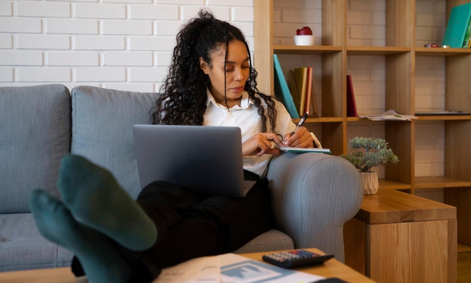 Процес відеомонтажу на професійному обладнанні